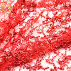 Thêu ren hoa đỏ đính cườm 20% Polyester long lanh Làm bằng tay Chiều rộng 135cm